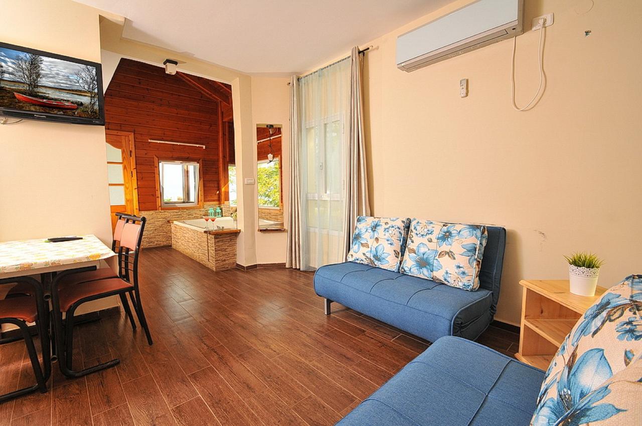 Mul Kinneret Livnim Exterior photo